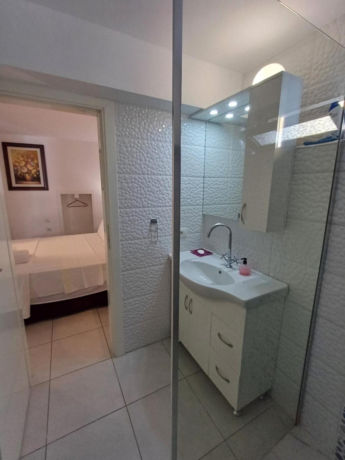 The White House Apartment Divjake Luaran gambar
