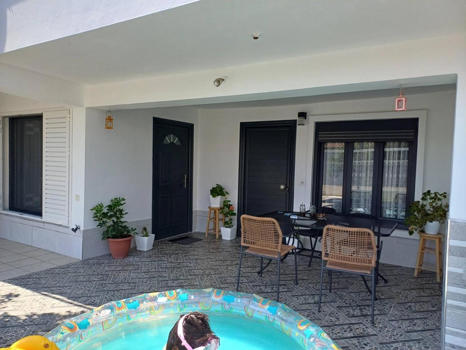 The White House Apartment Divjake Luaran gambar