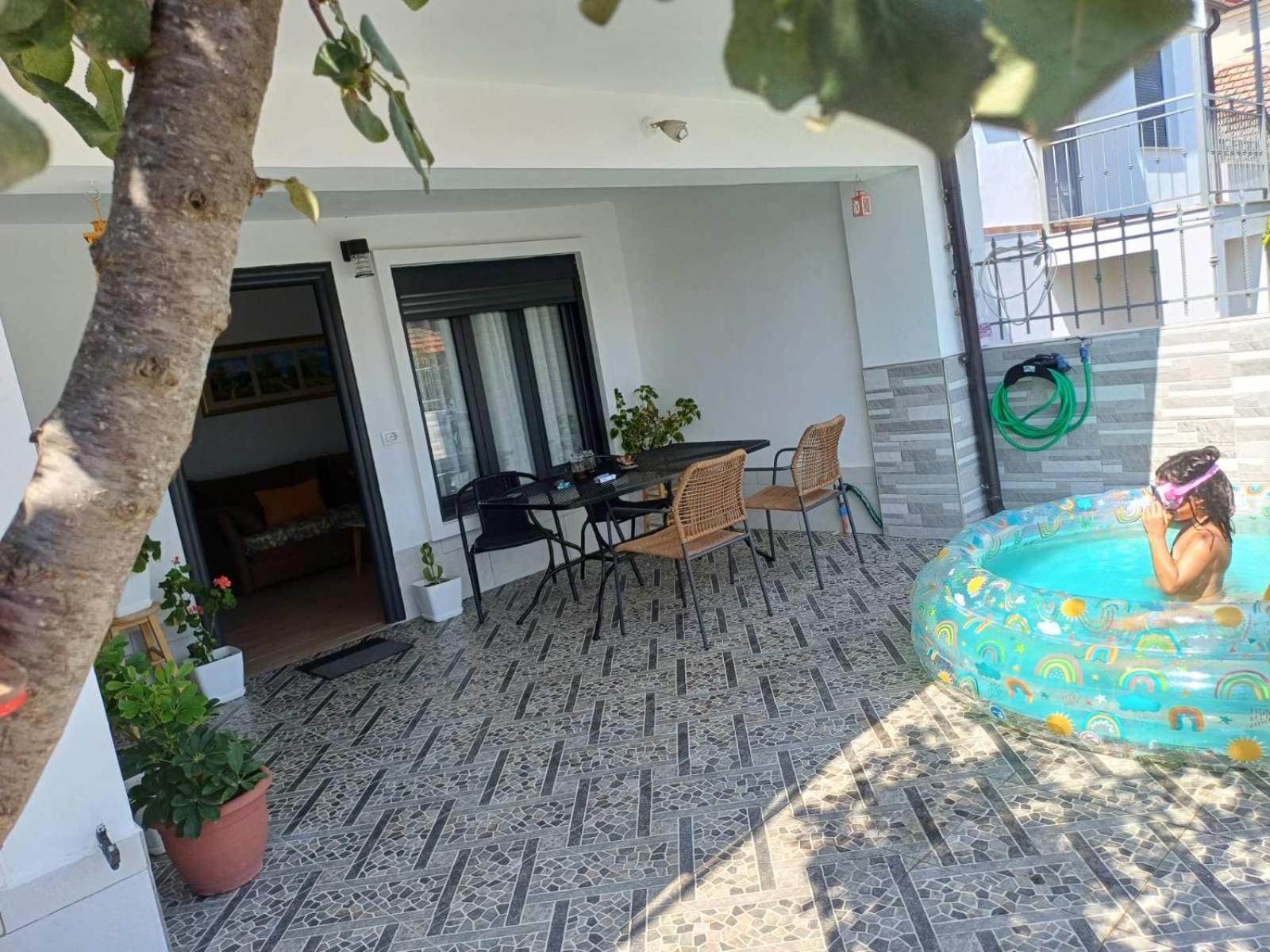 The White House Apartment Divjake Luaran gambar
